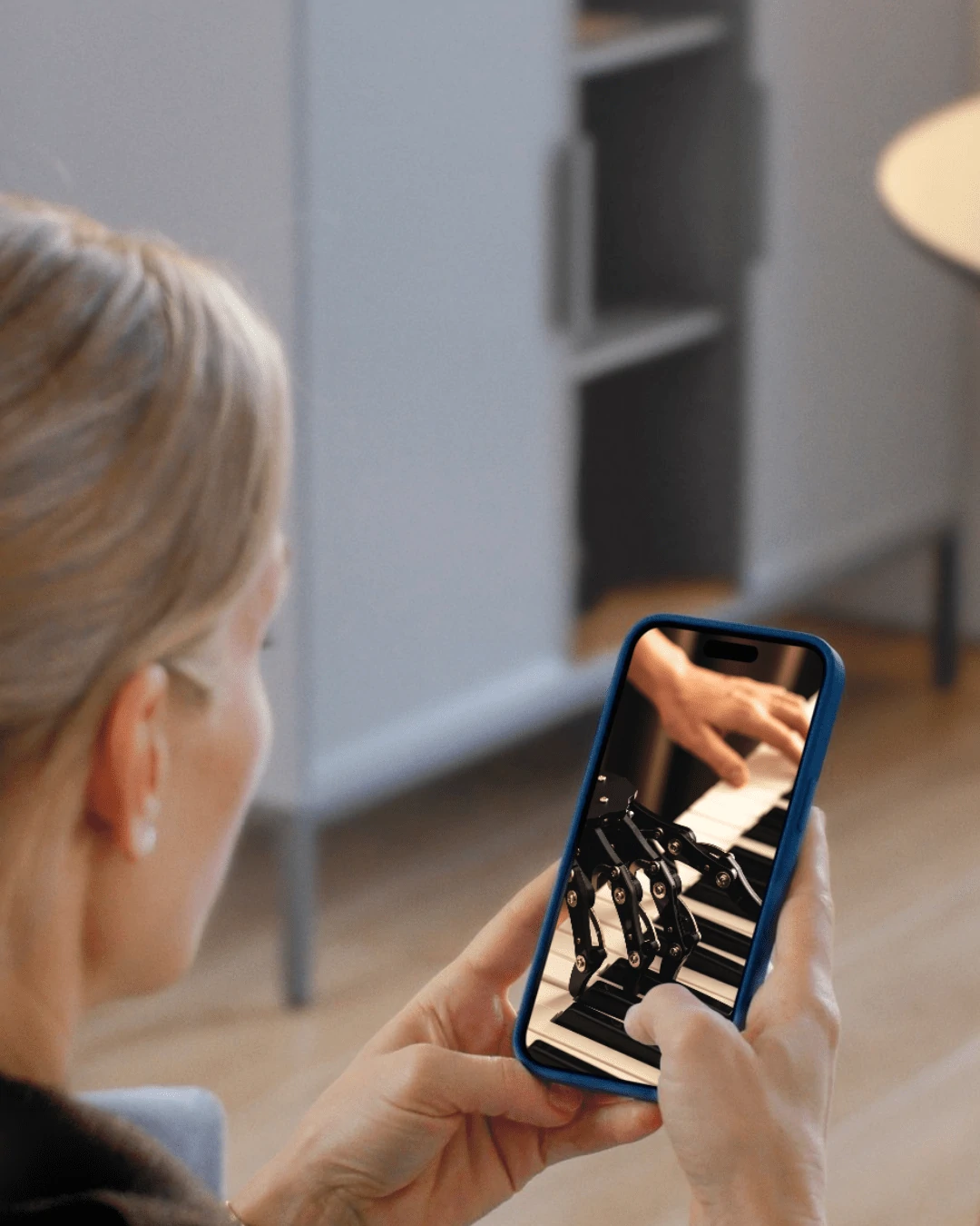 Executive using mobile AI support between coaching sessions